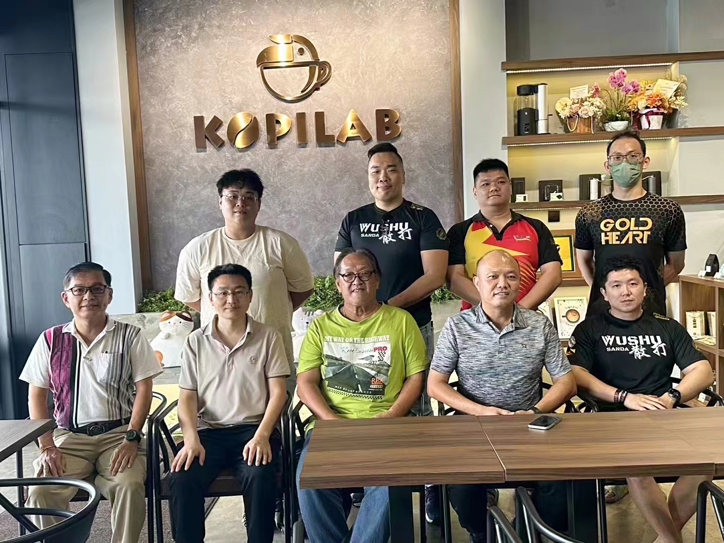 与砂拉越武术总会丁会长合影.jpg